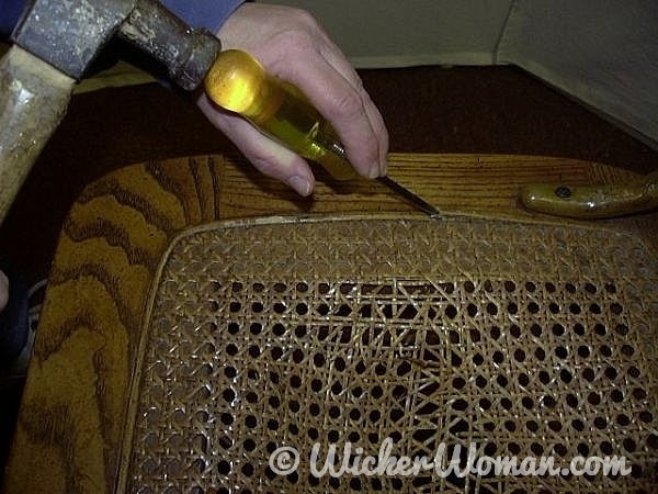 Remove the spline from the groove, using a chair caning chisel, tapping with a hammer. 